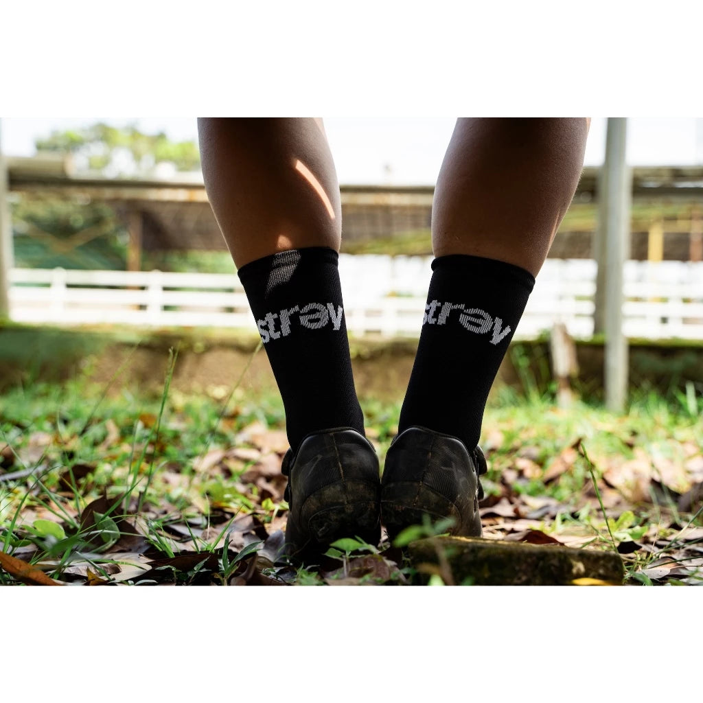 STRAY - Kaos Kaki Sport Hitam Mold